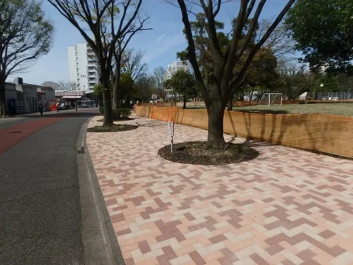 永山団地商店街前の歩行者専用道路脇のILB舗装。
